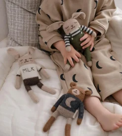 Dziergany królik z wełny alpaki - olive overalls